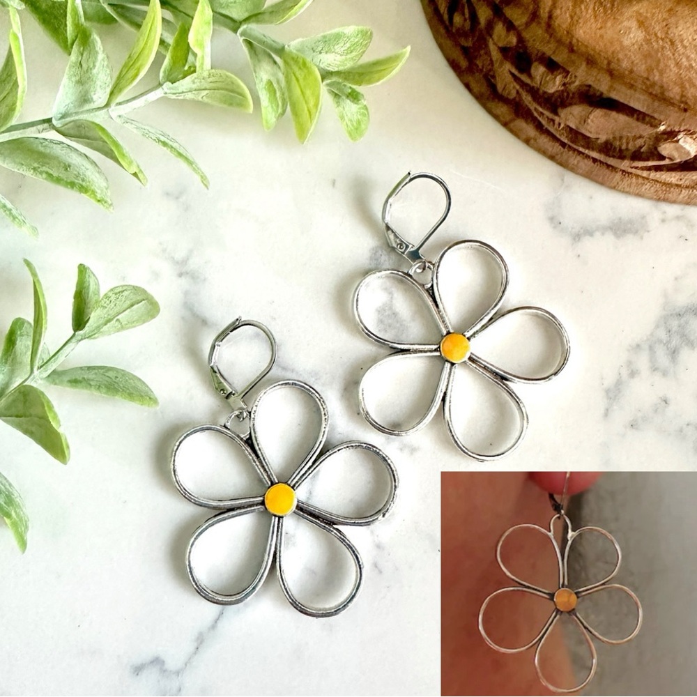 2/$30🌵 Retro Silver Flower Outline Earrings Nature Daisy Botanical Jewelry NEW